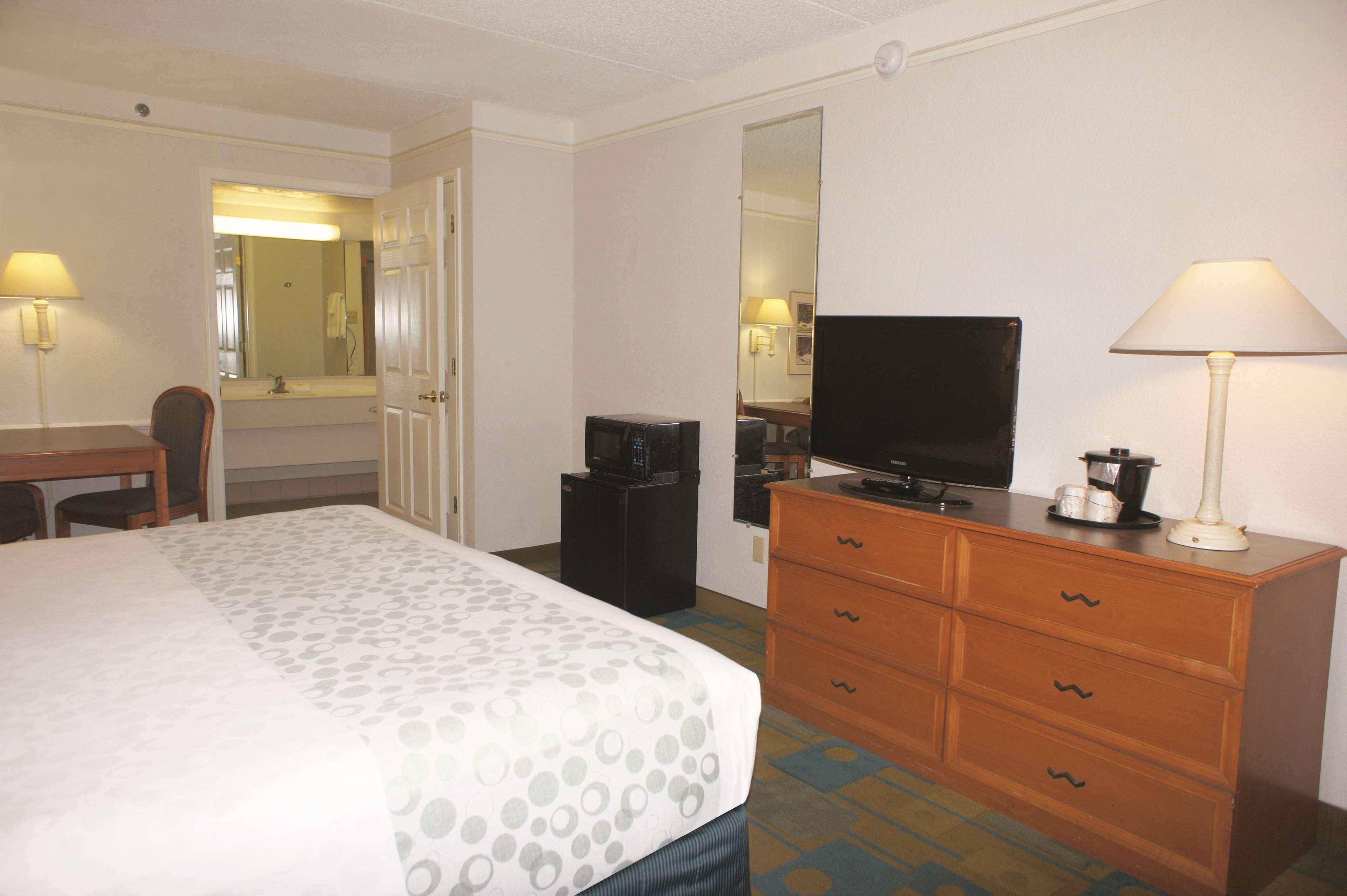 Days Inn By Wyndham San Diego Vista Dış mekan fotoğraf