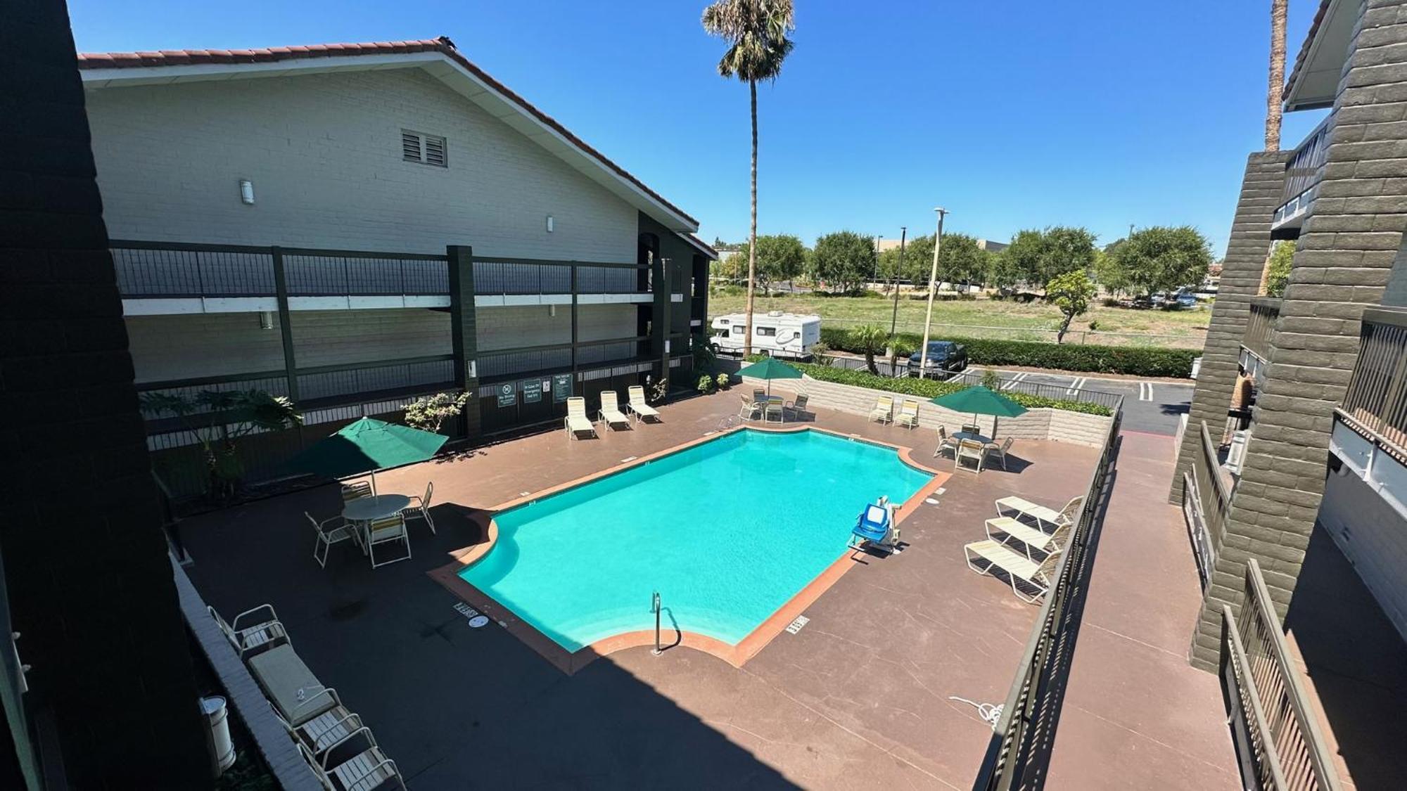 Days Inn By Wyndham San Diego Vista Dış mekan fotoğraf